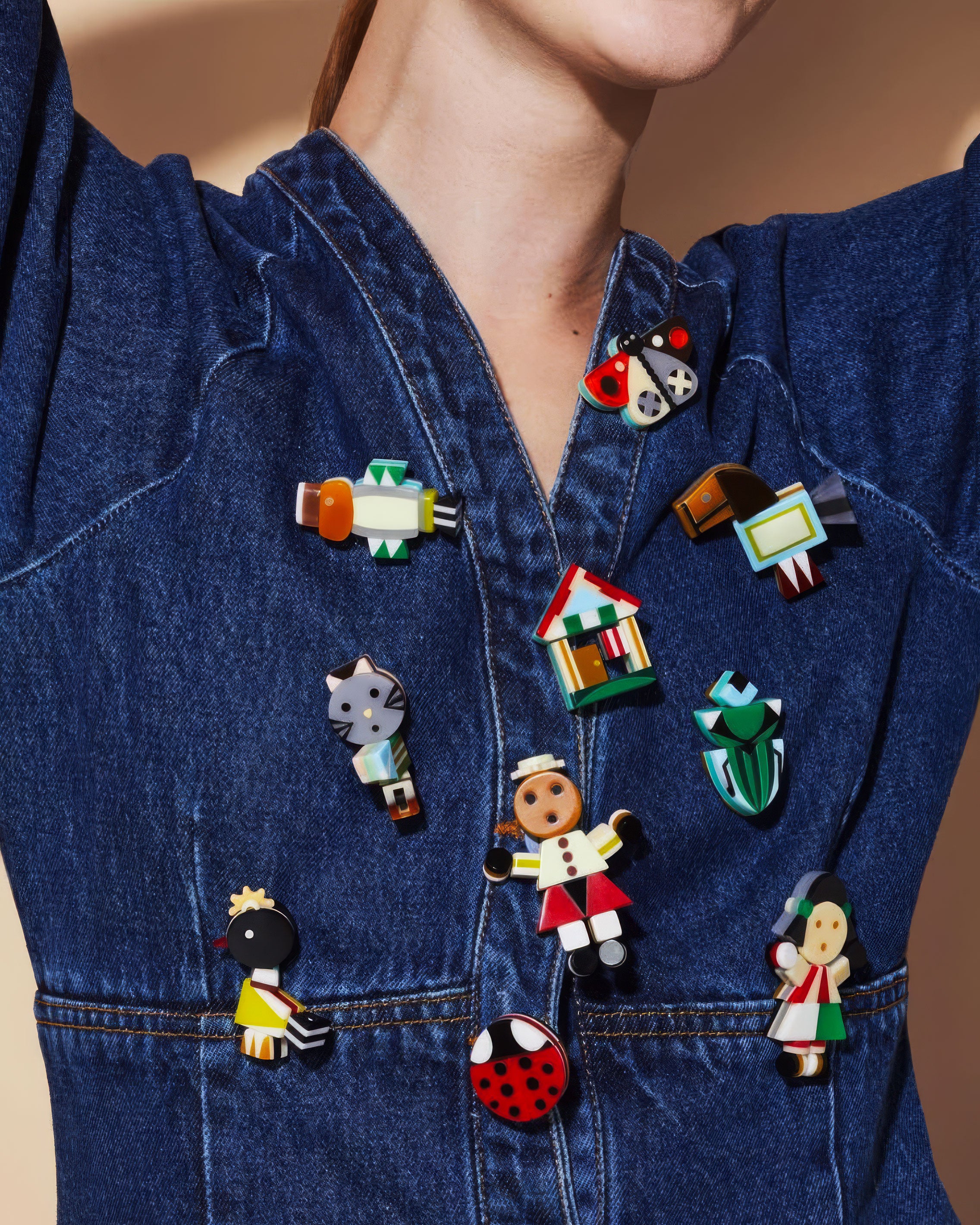 Figurines Brooches & Pendants